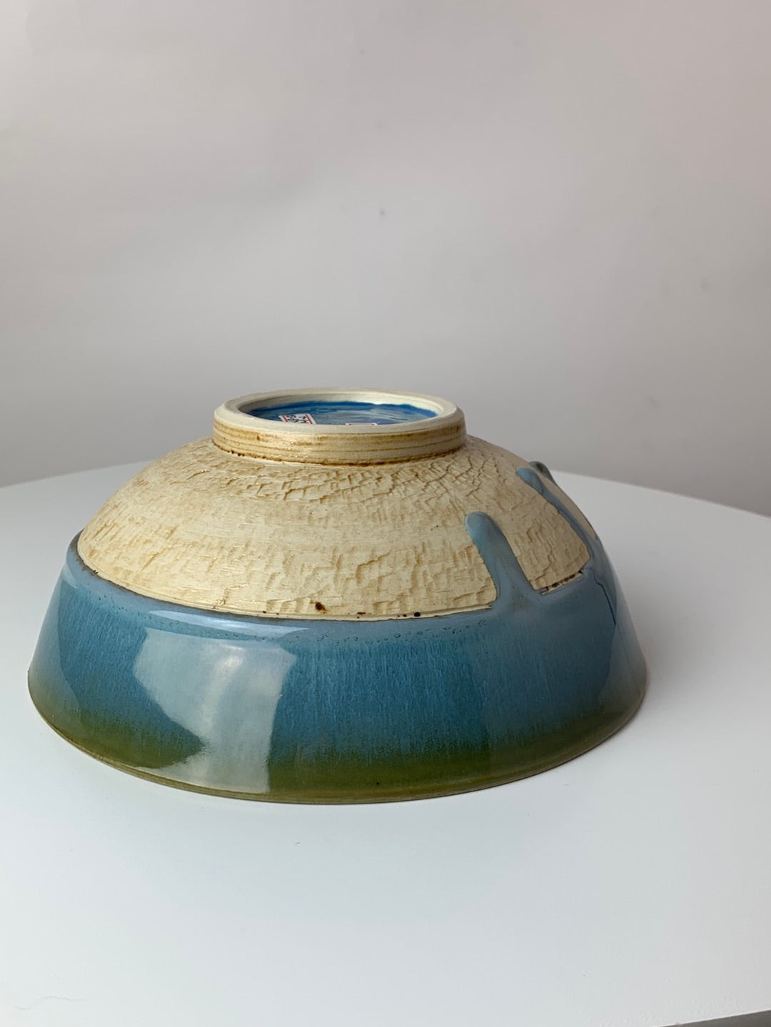 Serving bowl with chatter texture