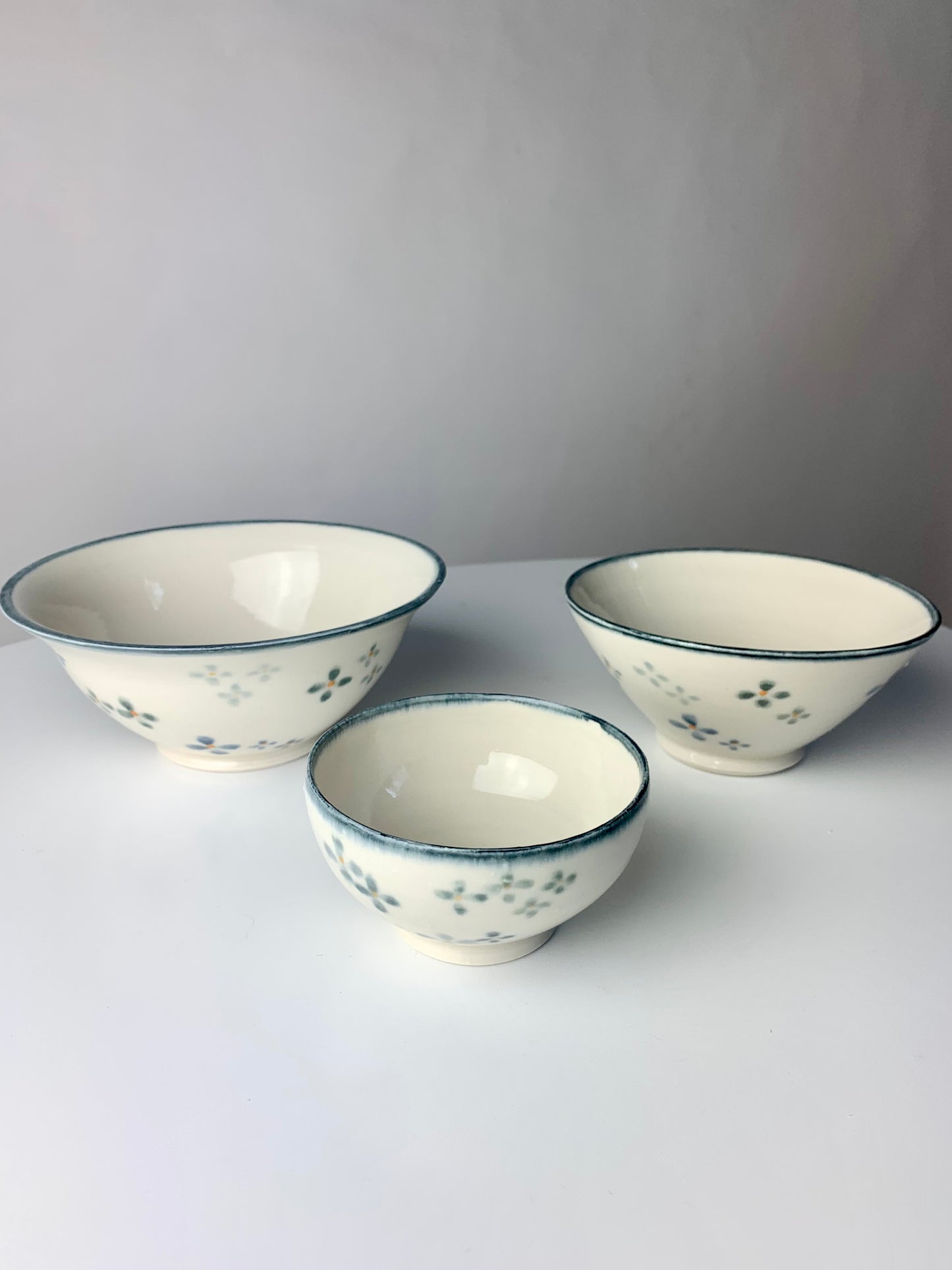 Porcelain bowl set with vintage style hand-painted floral design