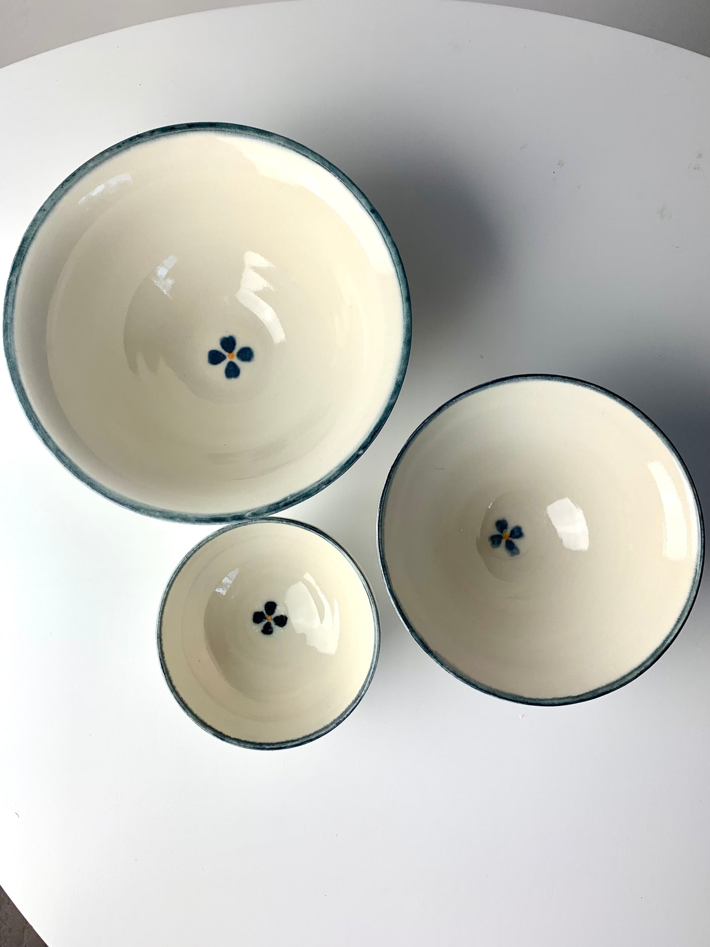 Porcelain bowl set with vintage style hand-painted floral design