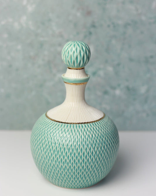 Handmade Porcelain Decanter with 22K Gold – 1.3 Liter Capacity
