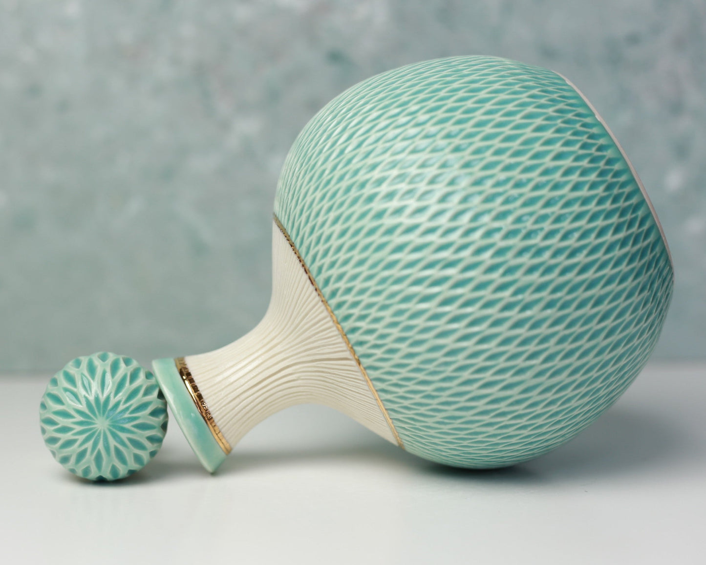 Handmade Porcelain Decanter with 22K Gold – 1.3 Liter Capacity