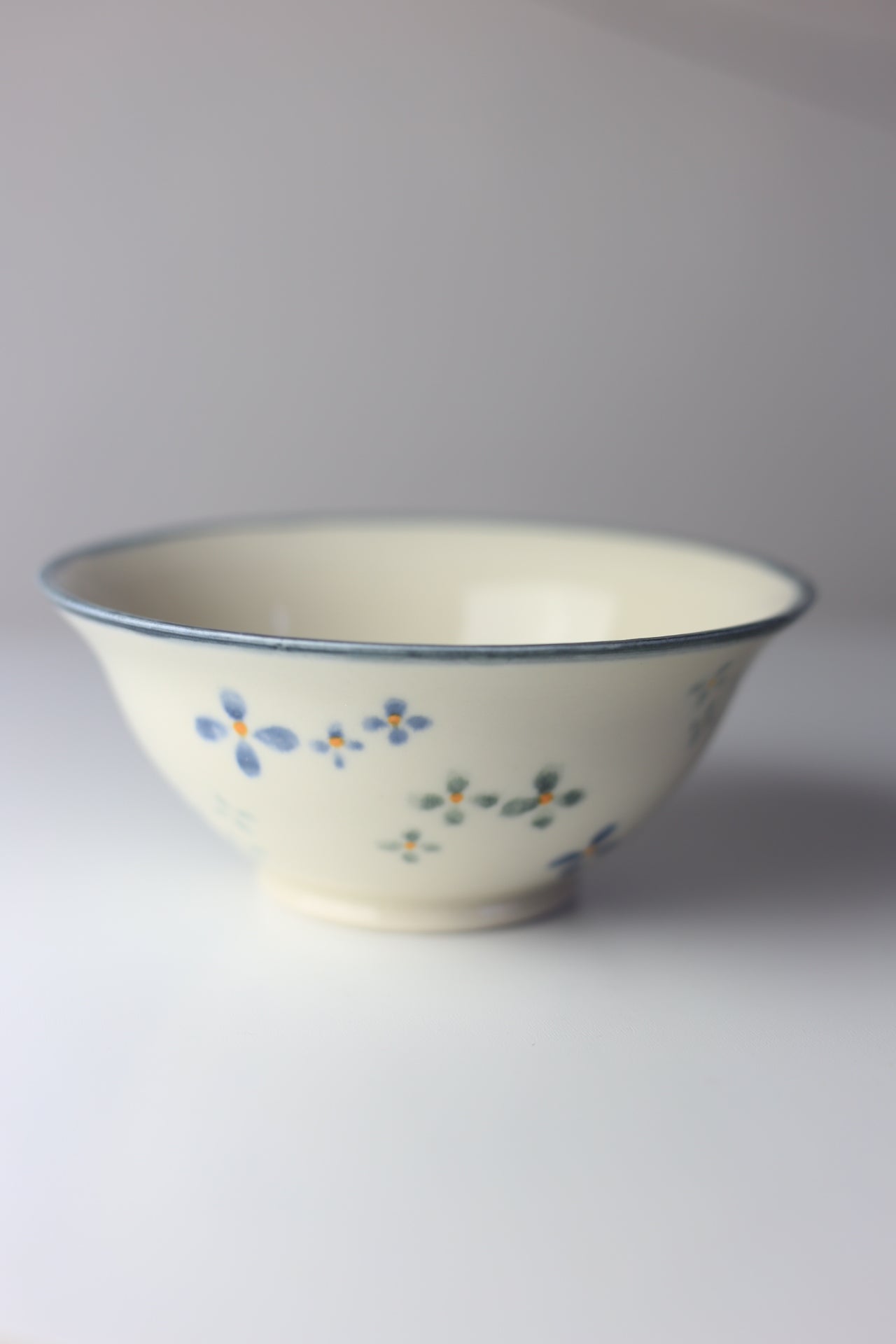 Porcelain bowl set with vintage style hand-painted floral design