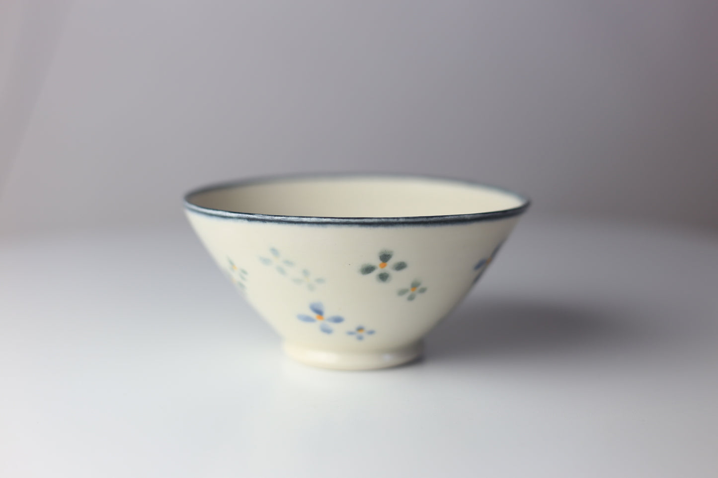 Porcelain bowl set with vintage style hand-painted floral design