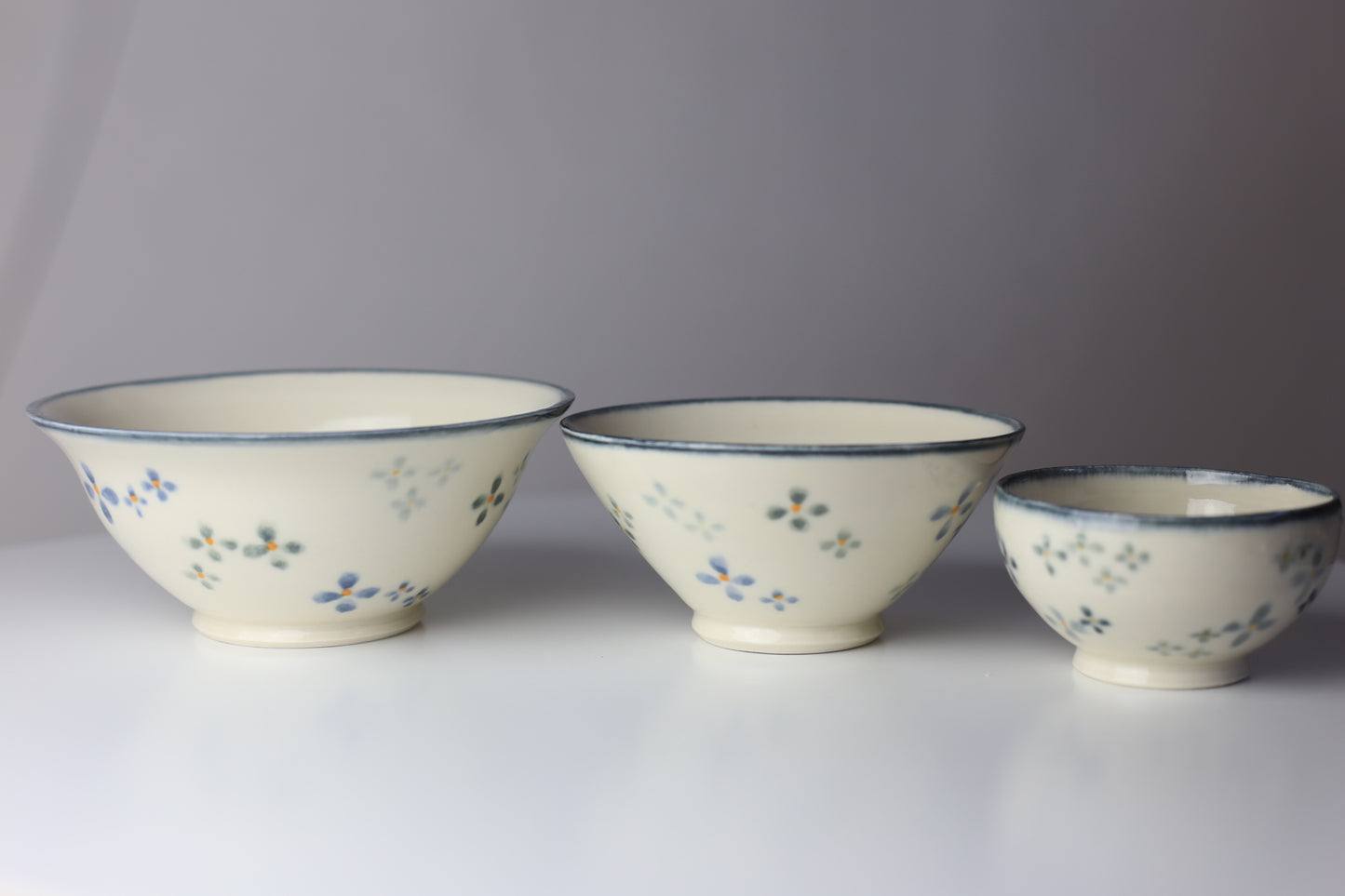 Porcelain bowl set with vintage style hand-painted floral design