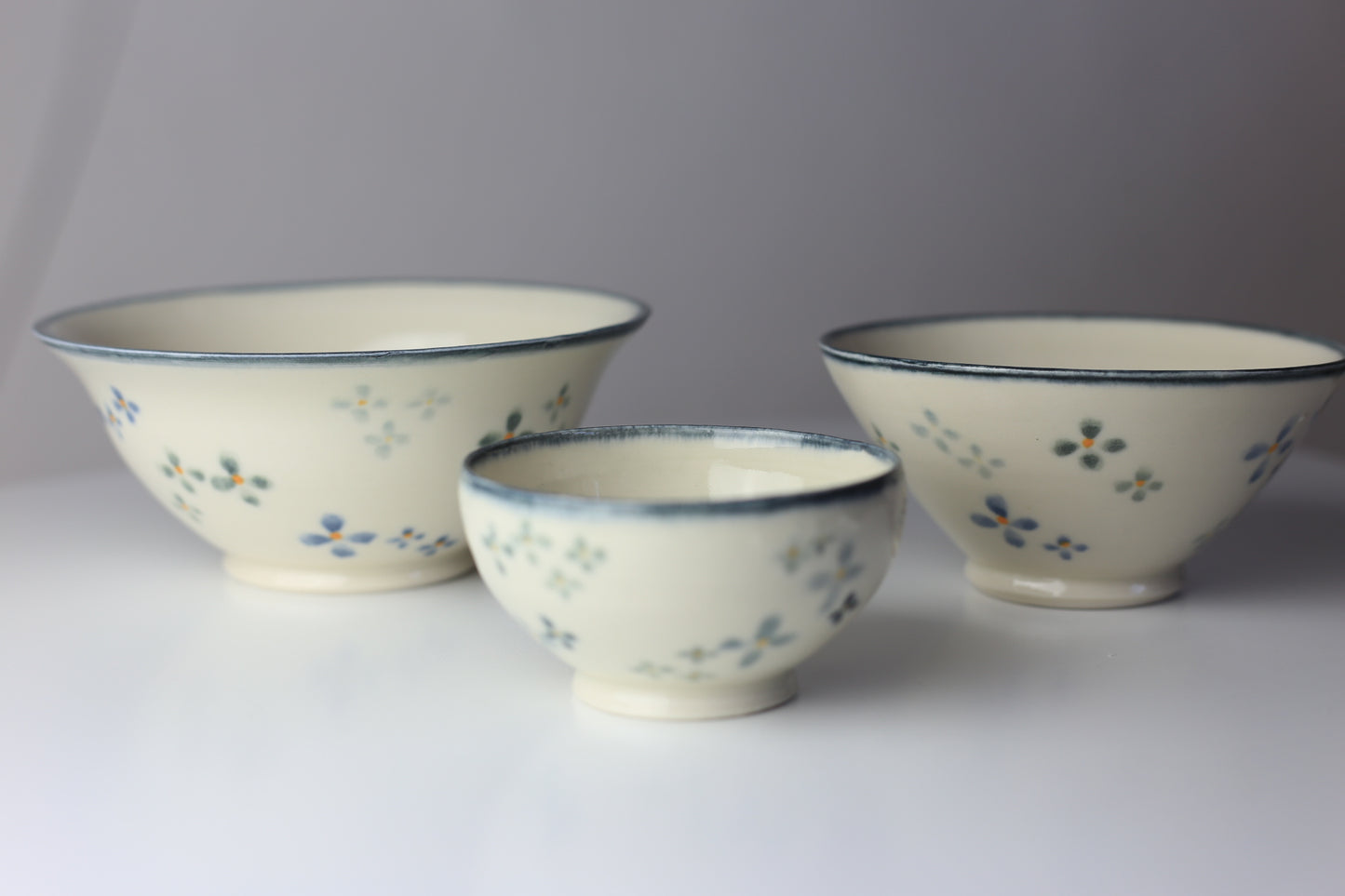 Porcelain bowl set with vintage style hand-painted floral design