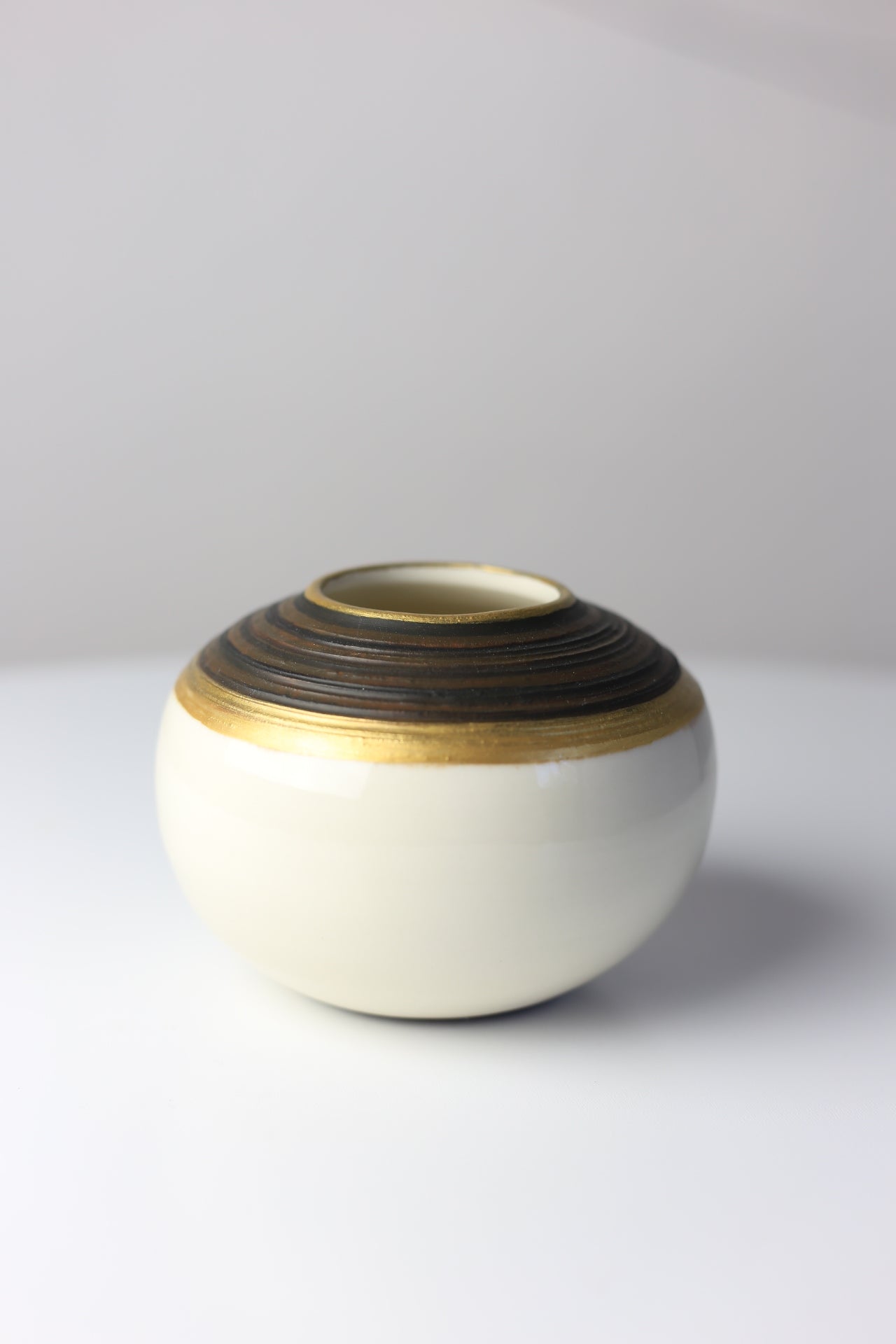 Round porcelain vase with gold accent #10