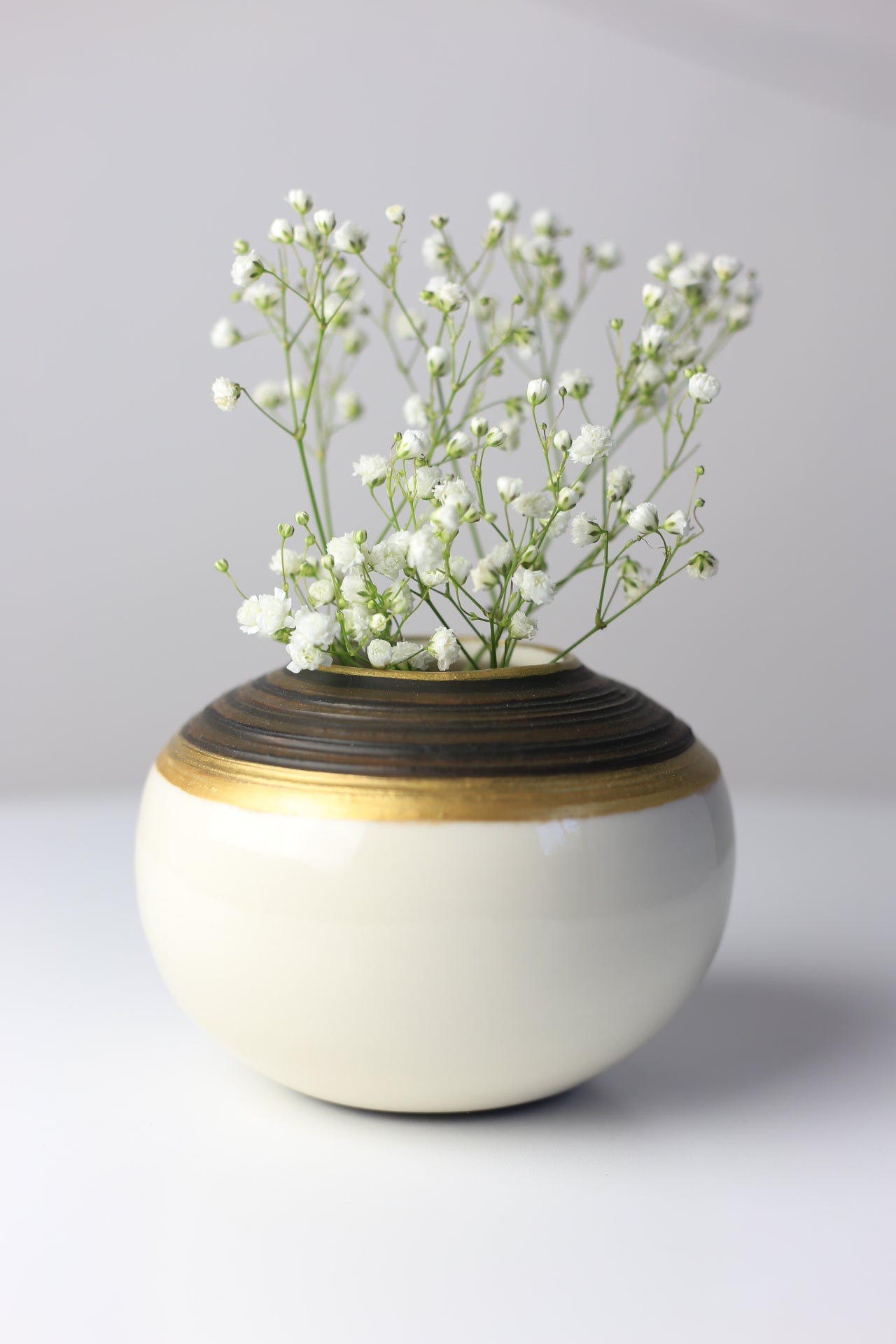 Round porcelain vase with gold accent #10