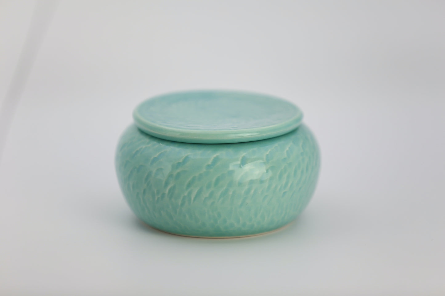 Porcelain jar with lid in turquoise