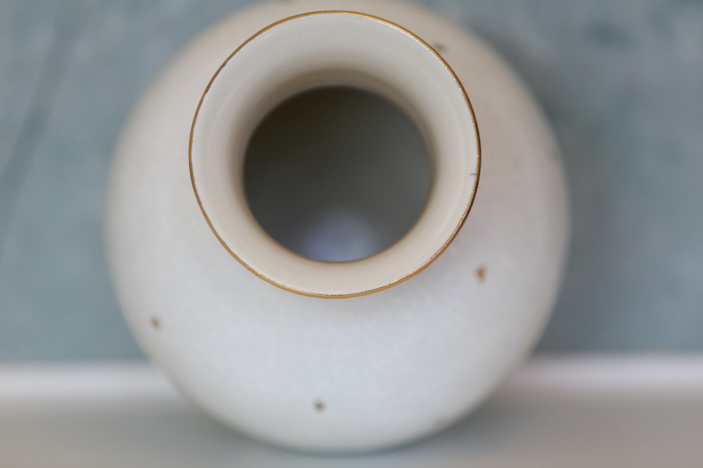 Large porcelain vase with white crackle and gold accent