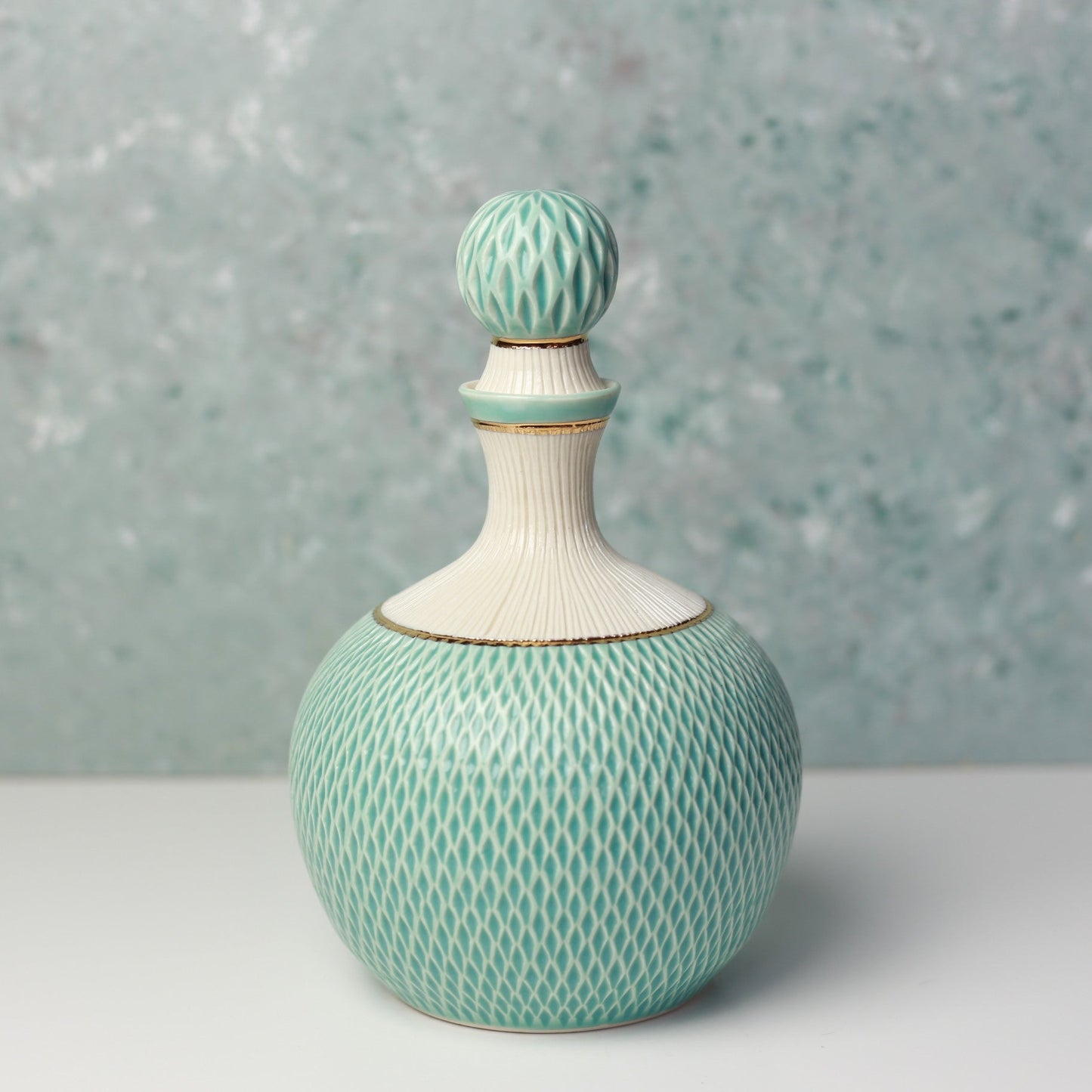 Handmade Porcelain Decanter with 22K Gold – 1.3 Liter Capacity
